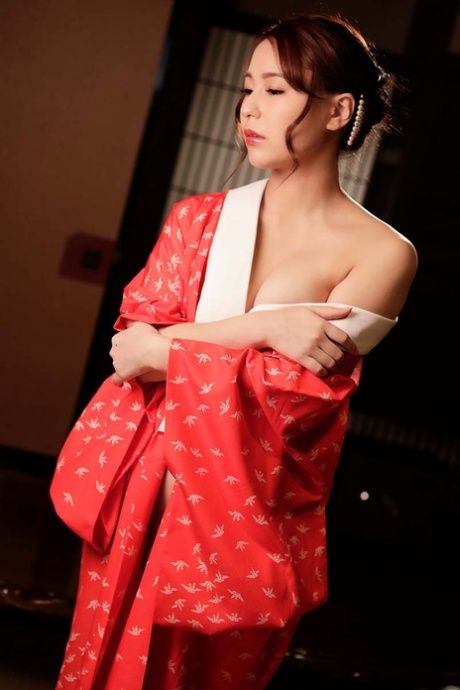 日本媽媽Miya Izumi為亞洲小雞口交並被幹了