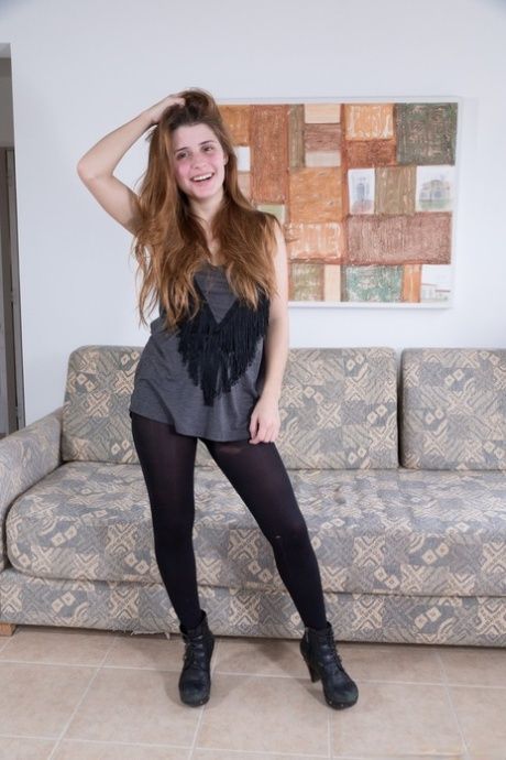 【多毛】年輕的業餘愛好者斯凱勒脫下衣服，展示室內的毛茸茸的