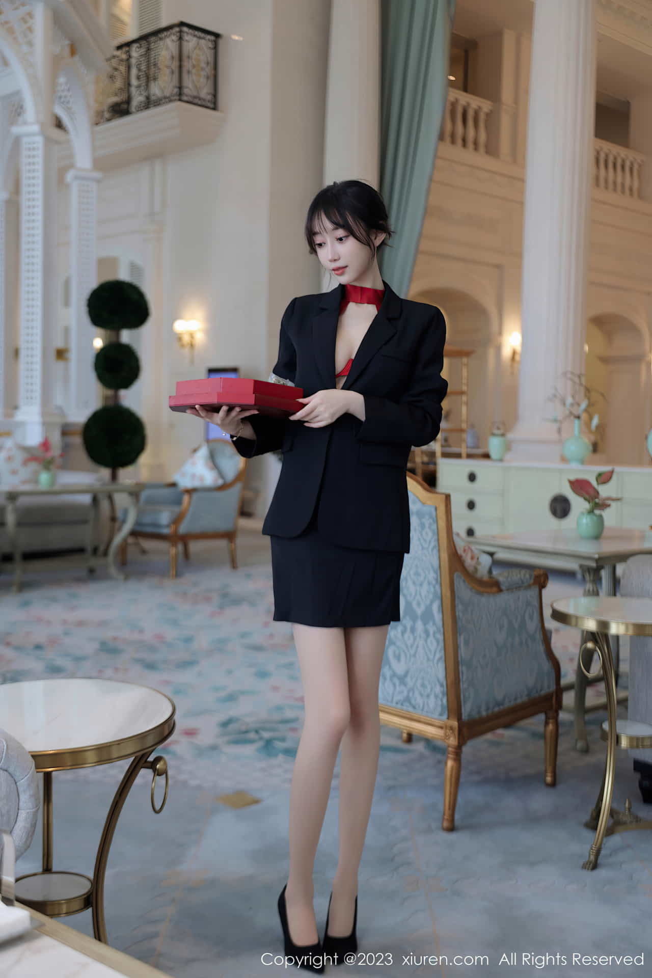 躍兒躍性感紅色情趣服飾搭配性感性感原色絲襪嫵媚姿勢淋漓表現