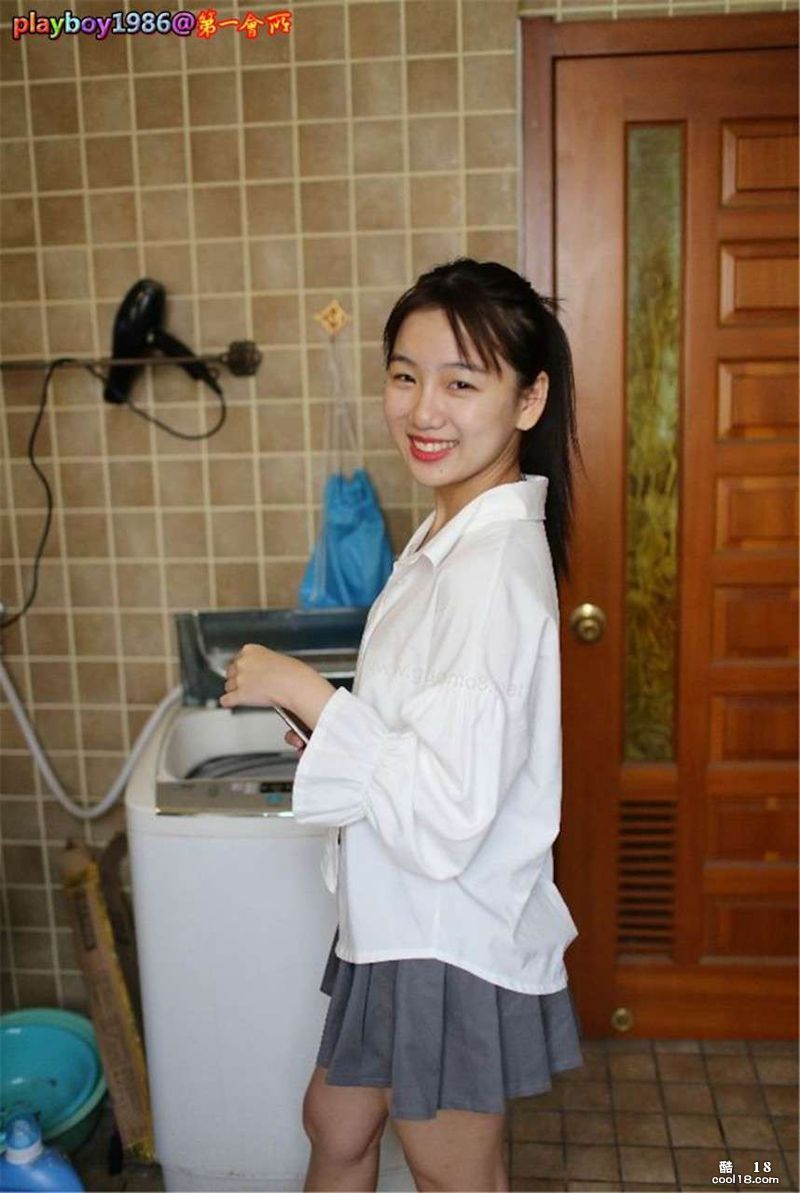 國內可愛年輕小媳婦,家居大尺展露玉體嫩鮑私拍 - 王倩燁