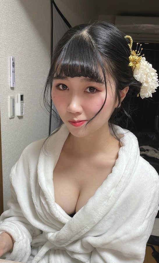 纖瘦巨乳！  F罩杯奇蹟美少女「夏巳友梨佳」出道！只為找回記憶中的刺激快感！