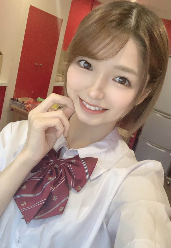 一笑百媚生！  C罩杯甜心美少女「倉本菫」出道被譽為：女主播級的可愛！