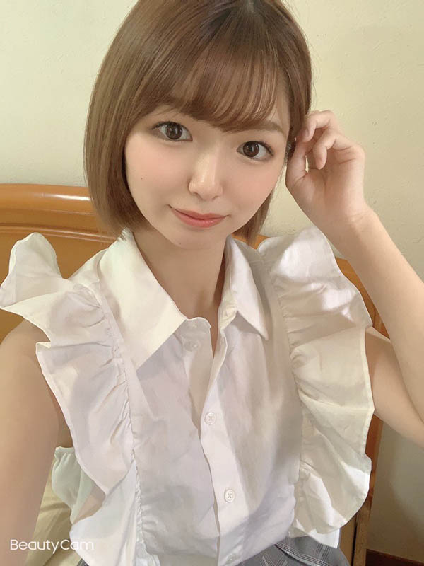 一笑百媚生！  C罩杯甜心美少女「倉本菫」出道被譽為：女主播級的可愛！