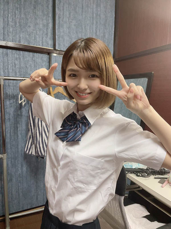 一笑百媚生！  C罩杯甜心美少女「倉本菫」出道被譽為：女主播級的可愛！