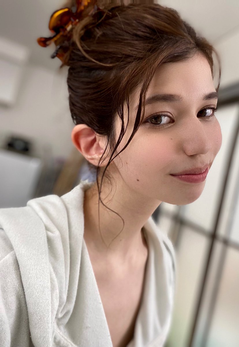 7頭身！  F罩杯白皙日美混血兒「蘿琳花戀」出道！