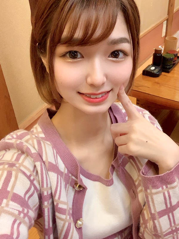 一笑百媚生！  C罩杯甜心美少女「倉本菫」出道被譽為：女主播級的可愛！