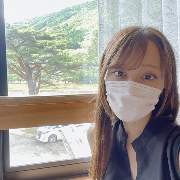 就愛家裡蹲！雪嫩E罩杯女大學生「葉風由梨亜」出道、久違30天出門就是拍作品！