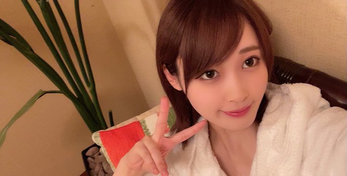 天然小惡魔！  C罩杯纖瘦美少女天然花音改名為「天然美月」新片不間斷！