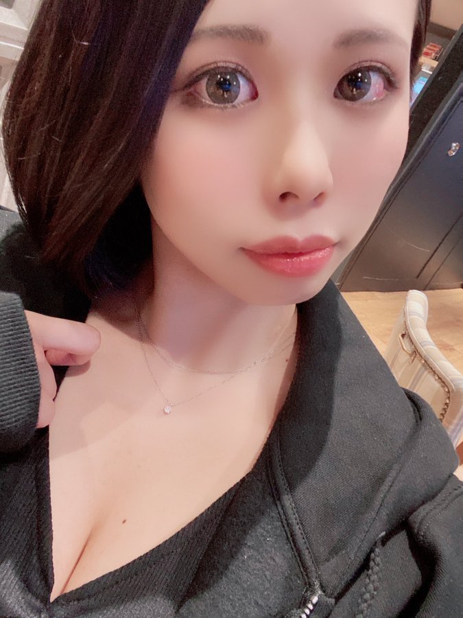 蜜唇大眼！魔鬼身材新人「藤咲玲央奈」出道、自曝私底下超宅最愛動漫！