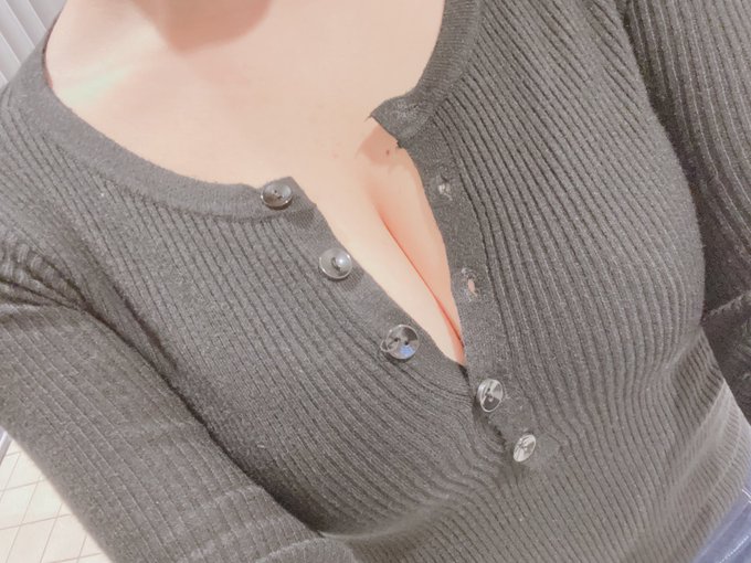 蜜唇大眼！魔鬼身材新人「藤咲玲央奈」出道、自曝私底下超宅最愛動漫！