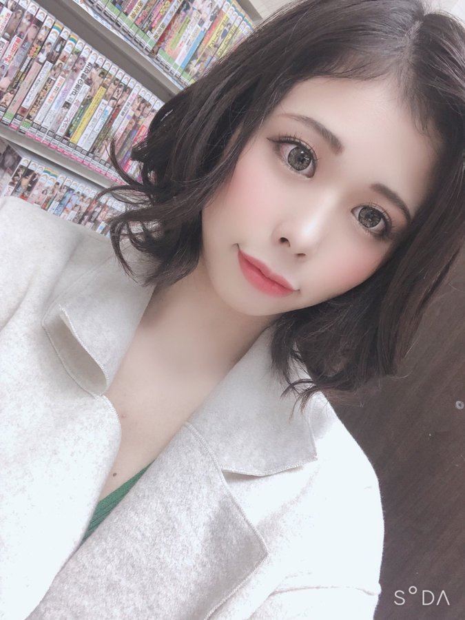 蜜唇大眼！魔鬼身材新人「藤咲玲央奈」出道、自曝私底下超宅最愛動漫！