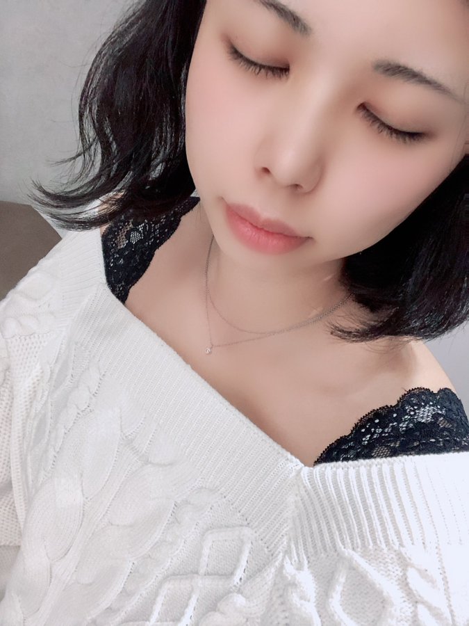 蜜唇大眼！魔鬼身材新人「藤咲玲央奈」出道、自曝私底下超宅最愛動漫！