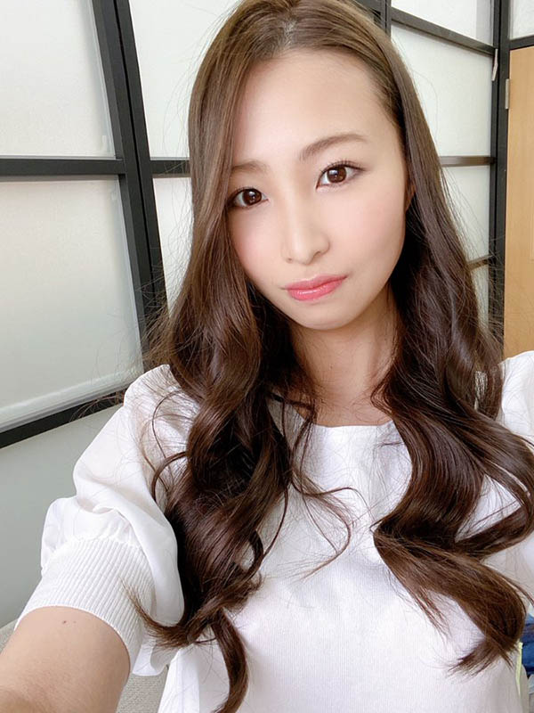 嫵媚性感！  C罩杯26歲地方妻子「三尾惠」出道！