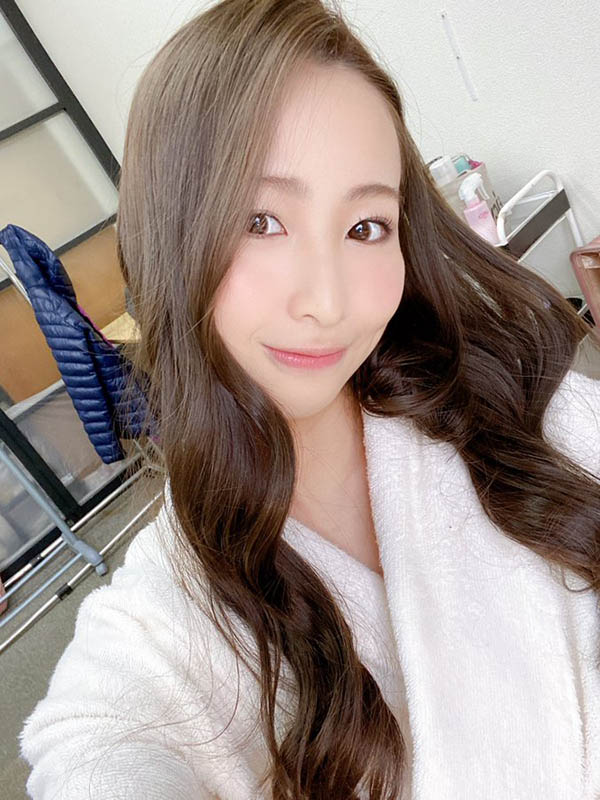 嫵媚性感！  C罩杯26歲地方妻子「三尾惠」出道！