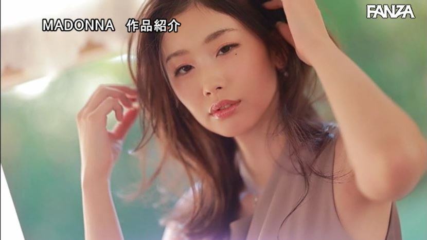 夢幻8.5頭身！嫵媚淚痣美女妻「小松杏」出道！