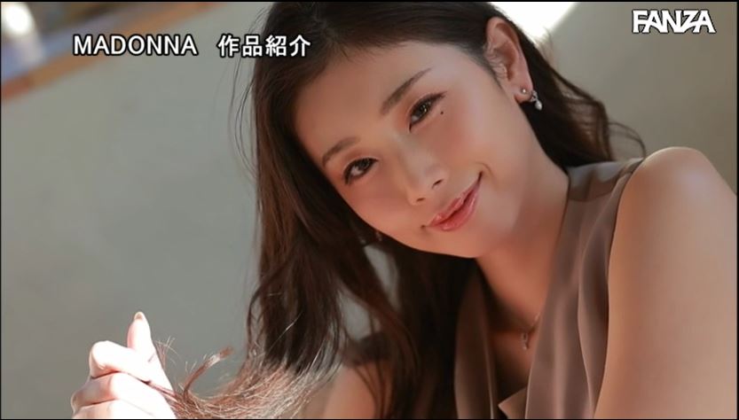 夢幻8.5頭身！嫵媚淚痣美女妻「小松杏」出道！