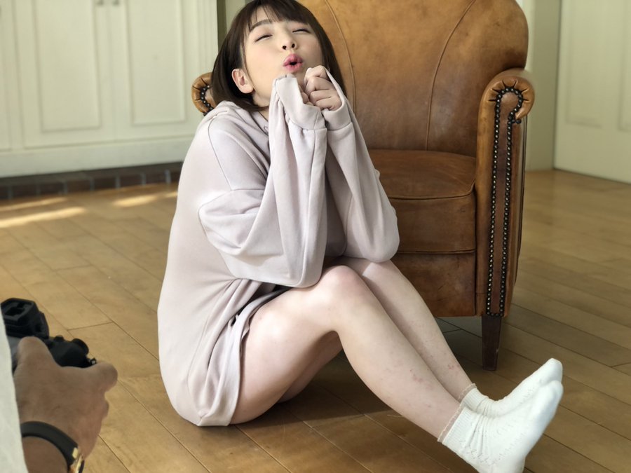 被耽擱的漫畫家新人！  D罩杯元氣美少女「花漾麻衣」出道！