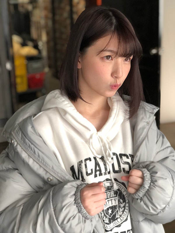 被耽擱的漫畫家新人！  D罩杯元氣美少女「花漾麻衣」出道！