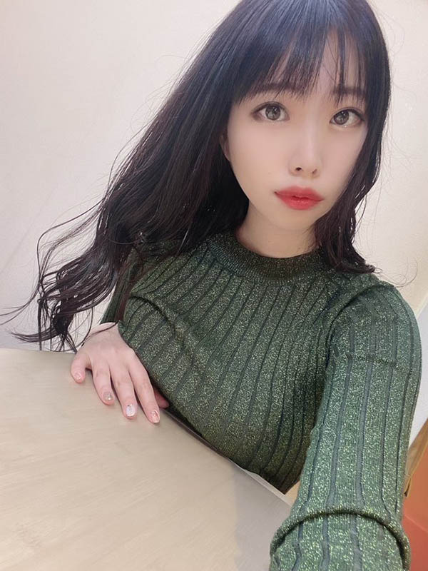 眼鏡誘惑！  D罩杯性感服裝設計師「美波小津繪」出道、毛衣底下藏不住波濤洶湧！