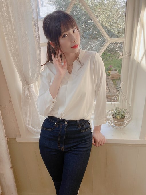 眼鏡誘惑！  D罩杯性感服裝設計師「美波小津繪」出道、毛衣底下藏不住波濤洶湧！