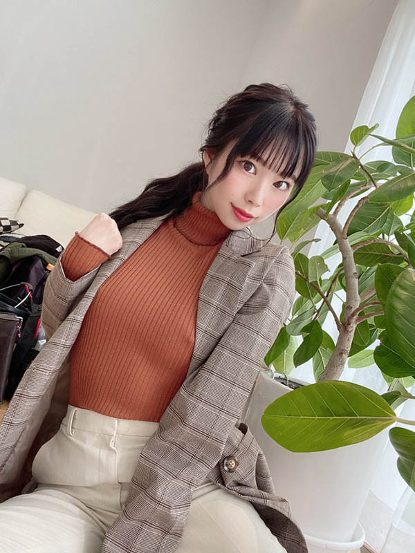 眼鏡誘惑！  D罩杯性感服裝設計師「美波小津繪」出道、毛衣底下藏不住波濤洶湧！