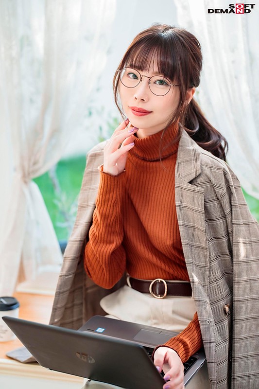 眼鏡誘惑！  D罩杯性感服裝設計師「美波小津繪」出道、毛衣底下藏不住波濤洶湧！