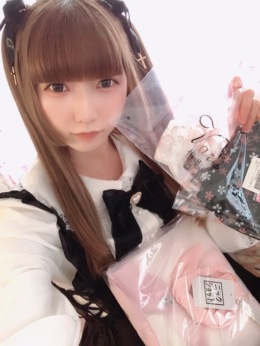 數萬人追蹤暗黑網紅下海！ 貧乳長腿美少女「楠美芽瑠」出道！推特福利看不完