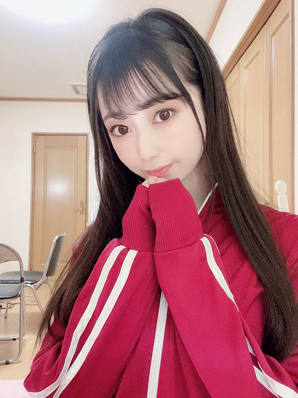 期末考與拍片兼顧！ 嫩白甜E罩杯女大學生新人「吉野裡奈」素顏亮相！