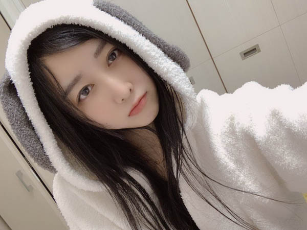 白雪氣質系！ 169公分長腿美女「榊夏蓮」出道！