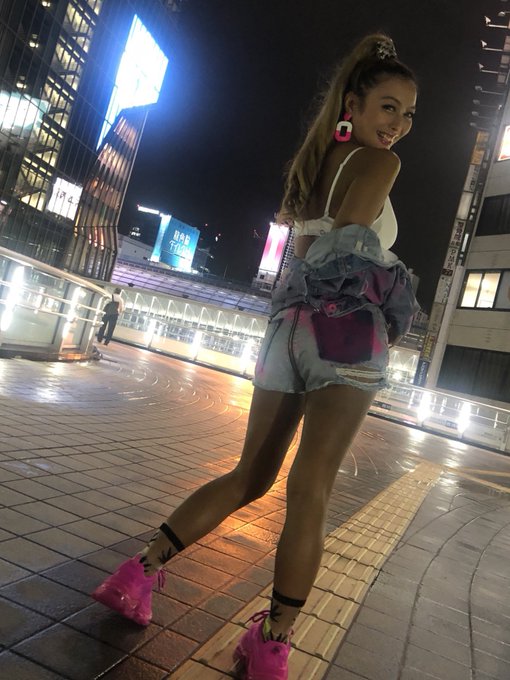 古銅色小麥肌！ 黑肉辣妹新人「蘭華」其實是下過馬的那位…！