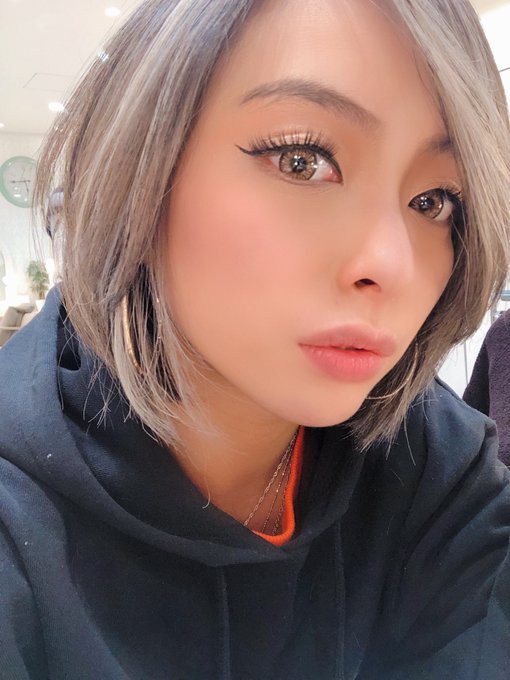 古銅色小麥肌！ 黑肉辣妹新人「蘭華」其實是下過馬的那位…！