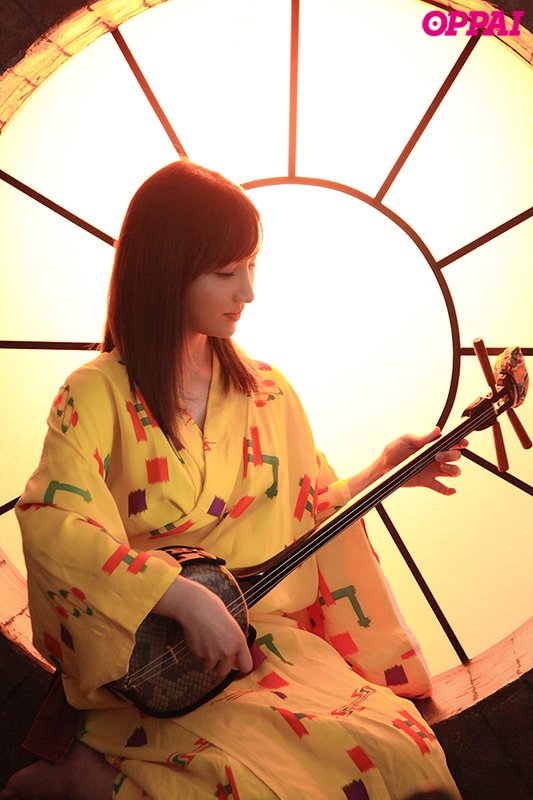 沖繩美少女！  H罩杯白皙三線樂師「楪可憐」出道秀出一手好琴！