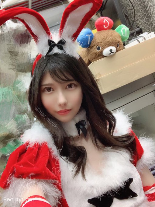 修長美腿！ 雪白美少女「藍芽水月」跨年放送火辣兔女郎裝扮恭賀新喜！