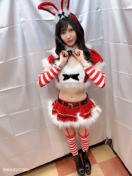 修長美腿！ 雪白美少女「藍芽水月」跨年放送火辣兔女郎裝扮恭賀新喜！