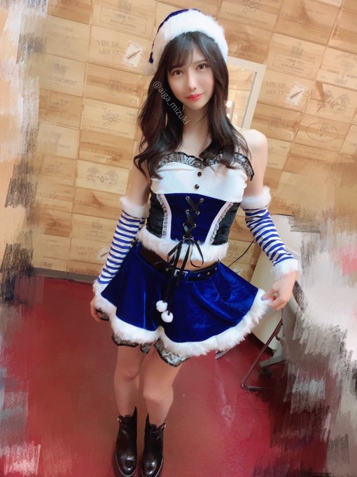 修長美腿！ 雪白美少女「藍芽水月」跨年放送火辣兔女郎裝扮恭賀新喜！