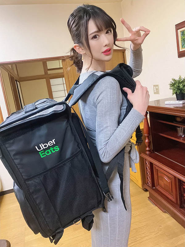 最性感外送員！ I罩杯美女姊姊「辻井穗香」上身全裸露出渾圓白皙北半球！