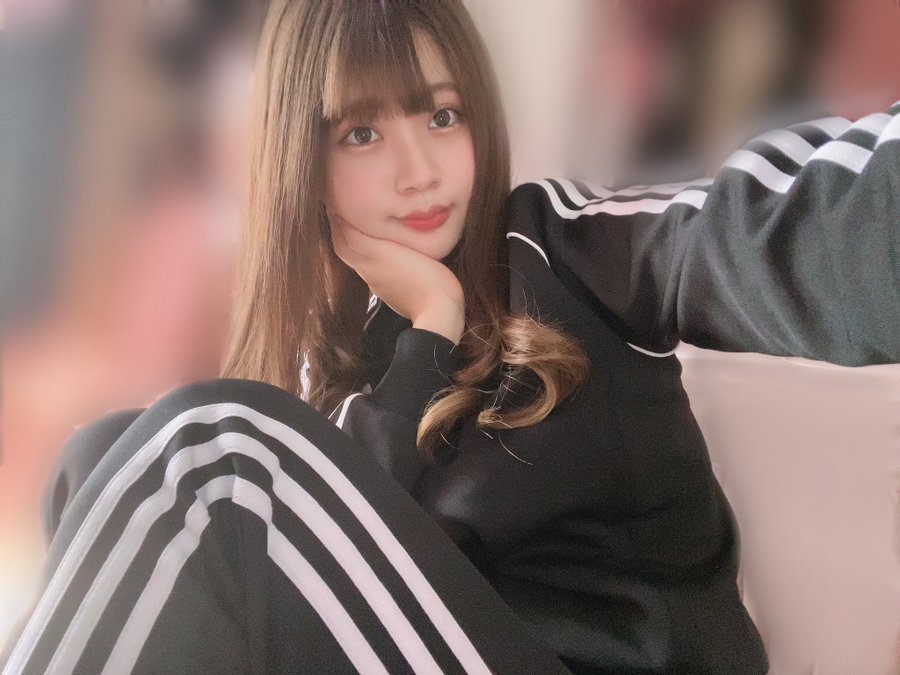 狂熱少女！ 最正F罩杯女店員「佐藤花」出道、自曝看過2千部以上A片！