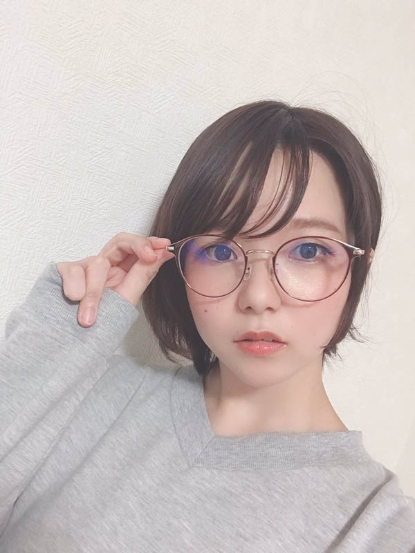 胸比臉大！ 雪白牛杯肌眼鏡妹「初愛寧寧」挺H罩杯出道！