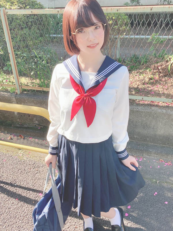 胸比臉大！ 雪白牛杯肌眼鏡妹「初愛寧寧」挺H罩杯出道！