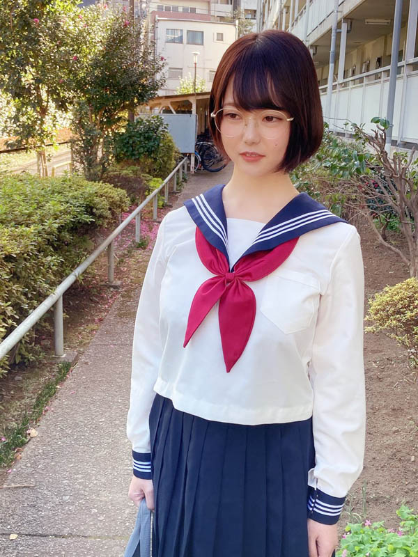 胸比臉大！ 雪白牛杯肌眼鏡妹「初愛寧寧」挺H罩杯出道！