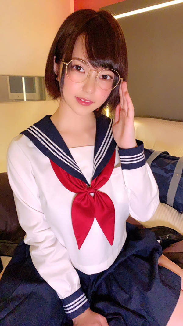 胸比臉大！ 雪白牛杯肌眼鏡妹「初愛寧寧」挺H罩杯出道！