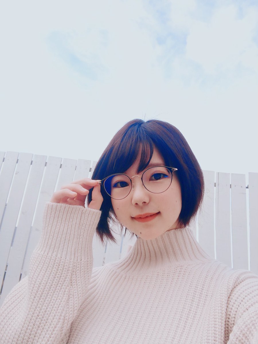 胸比臉大！ 雪白牛杯肌眼鏡妹「初愛寧寧」挺H罩杯出道！