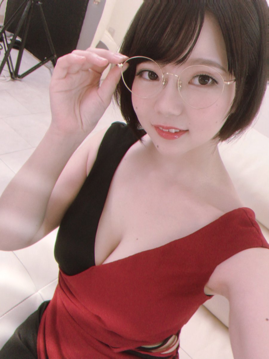 胸比臉大！ 雪白牛杯肌眼鏡妹「初愛寧寧」挺H罩杯出道！