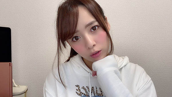 另類福利照！ 療癒系姊姊型女優「三島奈津子」遊樂園紀念照意外勾出胸猛J罩杯！