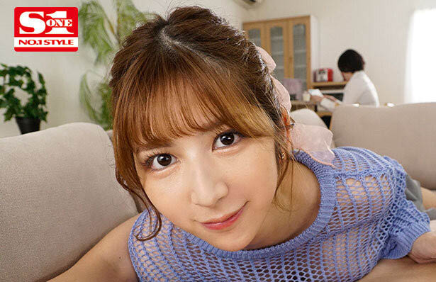 女友妹妹「七森莉莉」夏天在家都是無罩，F奶頻走光...場面太挑逗！