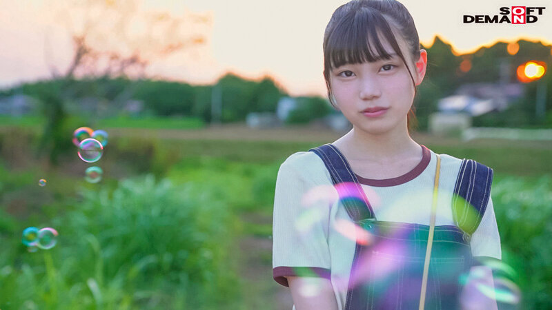 「19歲制服妹子」出道在院子露出，白嫩身體變成粉紅色...