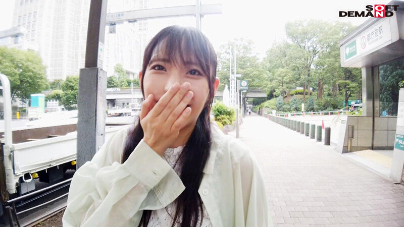 在化妝品公司上班的可愛少婦，用天然F奶「火辣玩3P」！