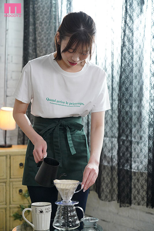 有名咖啡店正妹店員下海了!脫下衣服有「超美細腰Body」!