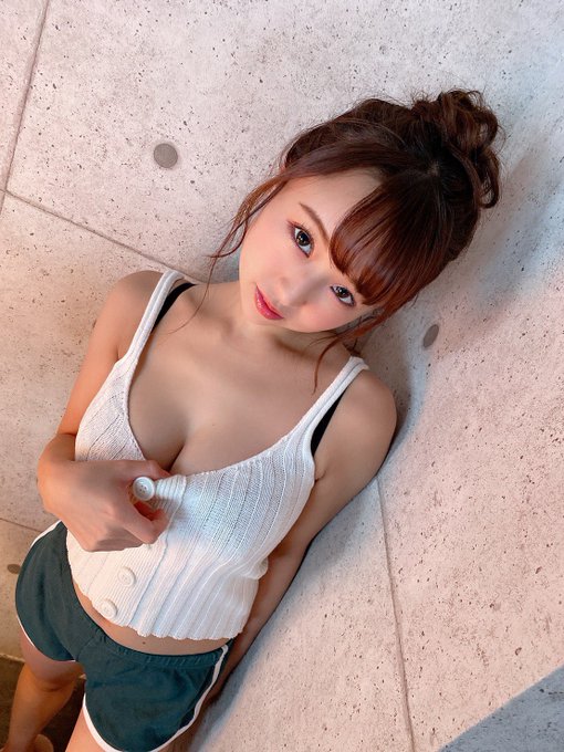 僅用雙手遮胸！ G罩杯巨乳美少女「天音真比奈」推特福利照飽滿形狀大解放！