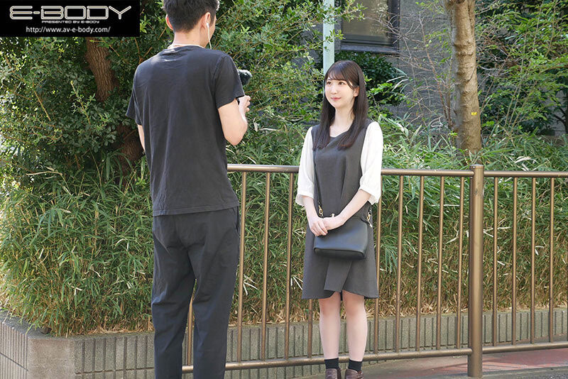 「雪國白皙美乳OL」含淚出道，「超飽滿水滴乳」好迷人！